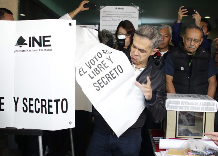 Miguel Ángel Mancera votando. No fue una buena jornada para su partido. Foto: Francisco Cañedo, SinEmbargo