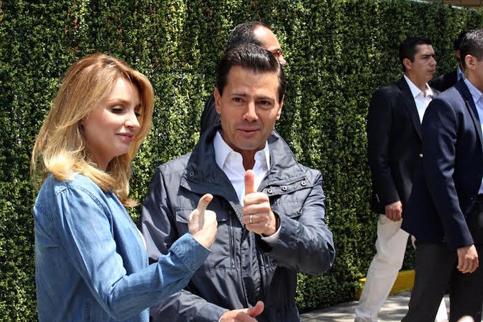 El Presidente Enrique Peña Nieto acudió a votar con su esposa, Angélica Rivera. Foto: Luis Barrón, SinEmbargo.