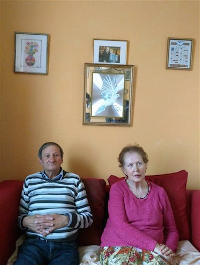 En esta fotografÌa del 27 de junio de 2016, Barry y Mary Crossley, ambos de 69 aÒos, son entrevistados por Associated Press en su hogar en el norte de Londres. Ambos votaron a favor del Brexit, pero su hija votÛ a favor de permanecer en la UniÛn Europea. Este caso es sÛlo un ejemplo de la brecha generacional que se evidencio en el referÈndum del jueves 23 de junio de 2016. (AP Foto/Raphael Satter)