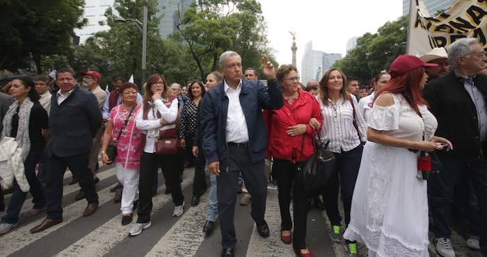En la imagen, AMLO durante la marcha en apoyo al magisterio. Foto: Francisco Cañedo, SinEmbargo.