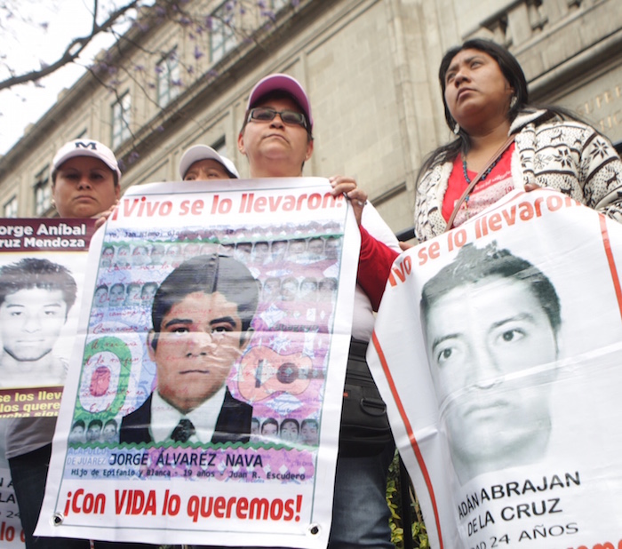 Algunos de los padres de los normalistas desaparecidos durante una protesta en la Ciudad de México. Foto: