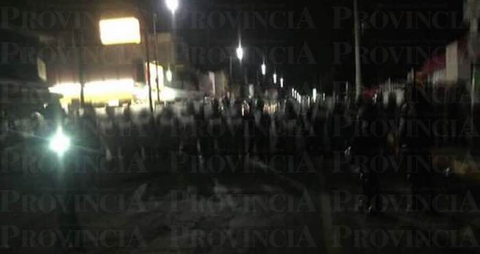 El grupo antimotines de Michoacán realizó un operativo de desalojo, alrededor de las 03:00 horas de este viernes, para terminar con el plantón de maestros afuera de la SEE. Foto: Archivo Provincia.