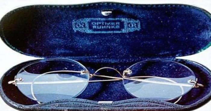 Se debe analizar la procedencia de los objetos, pero es algo de lo que se ocupan las casas de subastas, indicó. "Objetos históricos tienen naturalmente un aura y un objeto como el mazo del juez puede ser fascinante, pero otros objetos son de mal gusto, macabros y grotescos". Foto: Especial