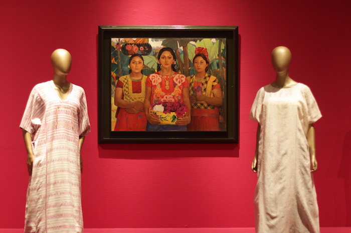 Además de las prendas hay dibujos, cuadros y fotografías que complementan la muestra. Foto: Francisco Cañedo, SinEmbargo