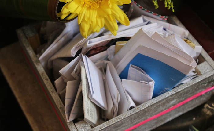 La gente relata que cuando se pasan el algodón con las supuestas lágrimas milagrosas, sienten una especie de ardor, caliente. Foto: Francisco Rodríguez
