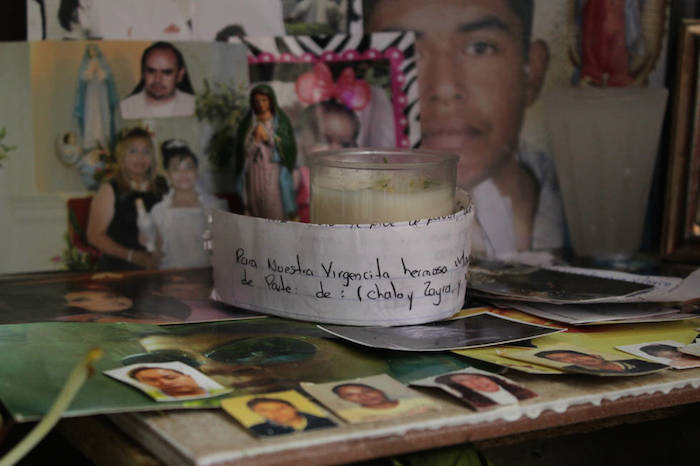 Dice que la gente se queda hasta la una de la mañana. Le empezaron a hacer un novenario y le han traído danzas. Foto: Francisco Rodríguez, Vanguardia