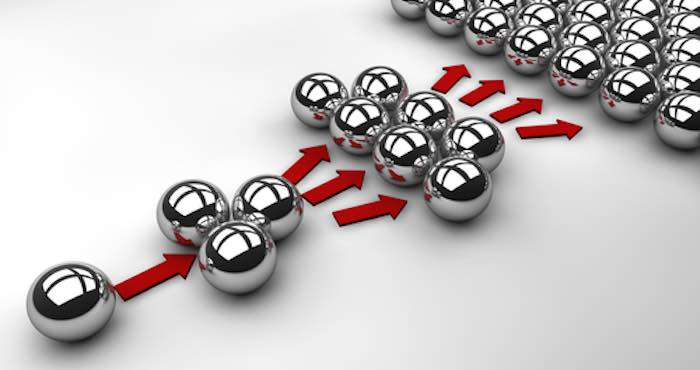 Los "influencers" logran que sus (numerosos) seguidores modifiquen su actitud hacia una marca, persona o producto con sus opiniones. Foto: Shutterstock.