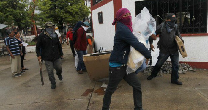 Sujetos armados robaron la casilla 2033, ubicada en Santo Domingo, Santiago Juxtlahuaca. Foto: Twitter @betymorenaoax