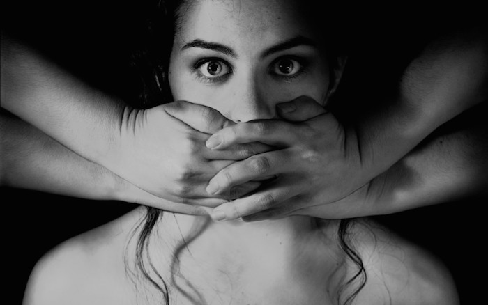 Manos-tapando-la-boca-de-una-chica-6734621-1024x640