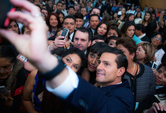 Enrique Peña Nieto en una selfie en el Foro Nacional sobre Seguridad y Justicia, el 7 de junio de 2016. Foto: Presidencia