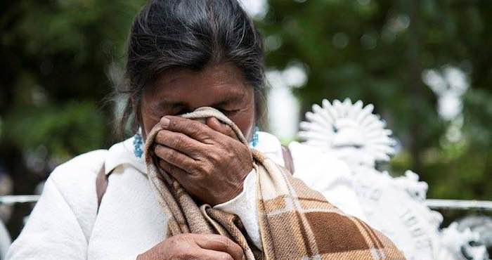 "Lo mataron cobardemente a mi hijo, porque él no debía nada. Eso no se vale. Apenas iba a cumplir mi hijo 22 años el 30 de octubre, apenas iba a salir adelante. Era mi única esperanza", menciona Rutilia Santiago Cruz, madre de una de las víctimas. Foto: Cuartoscuro.