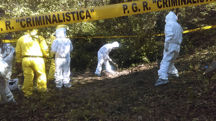 EDUARDO NERI, GUERRERO, 05NOVIEMBRE2015.- Como resultado de los trabajos de búsqueda, este jueves, Agentes del Ministerio Público de la Federación, adscritos a la Subprocuraduría Especializada en Investigación en Delincuencia Organizada (SEIDO) y personal de la Coordinación General de Servicios Periciales de la Procuraduría General de la República (PGR), así como de la División Táctica y Científica de la Policía Federal, dependiente de la Comisión Nacional de Seguridad (CNS), con apoyo de habitantes de la comunidad de Carrizalillo, municipio de Eduardo Neri, Guerrero, localizaron una nueva fosa en el paraje conocido como "El Zapotito". FOTO: PGR /CUARTOSCURO.COM