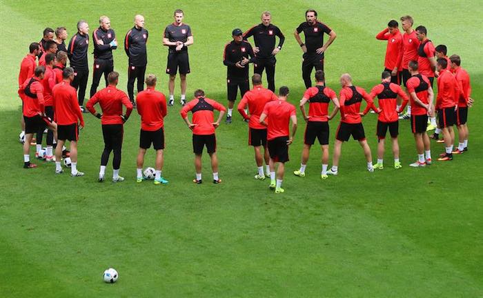 La selección de Polonia calienta para enfrentarse con Alemania. Foto: EFE.