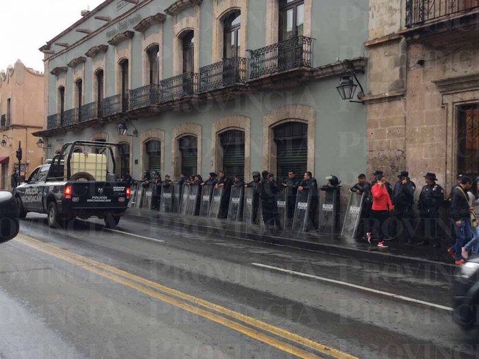 La CNTE convocó a una marcha masiva en Morelia, por lo que elementos policiacos ya resguardan el centro de la capital. Foto: Provincia.