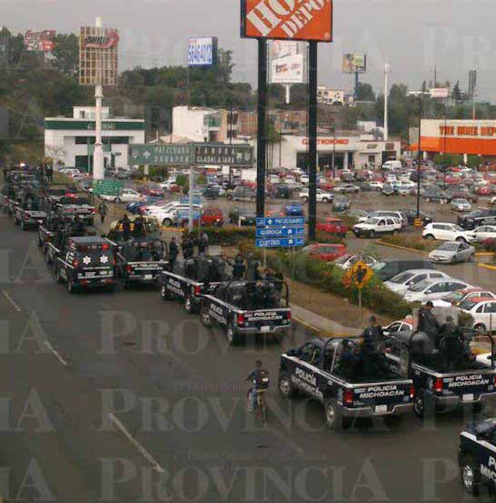 Elementos policiacos fueron desplegados en distintos puntos de Morelia, Michoacán. Foto: Provincia.