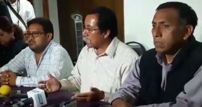 Entre los síndicos que acudieron a la capital de Oaxaca para hacer la petición se encuentran Silva Rodríguez, Manuel López Luna, Pedro Chávez Jiménez, Gerardo Ramos y Flor Avendaño. Foto: Especial.