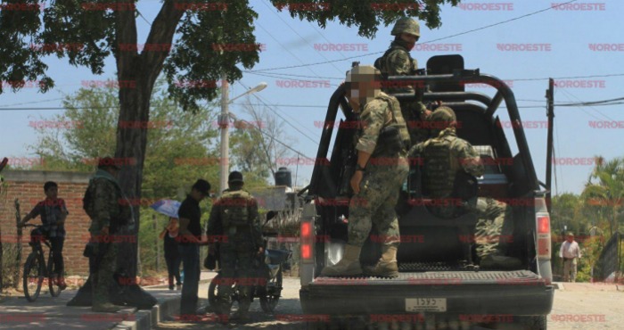 Los elementos de la Semar tomaron fotos a las identificaciones del reportero. Foto: Noroeste.