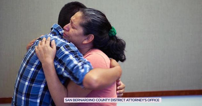 Madre e hijo se reunieron después de 20 años sin verse. Foto: La Opinión/ Fiscalía de San Bernardino.