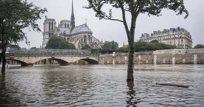 Vista general de la catedral de Notre Dame de París desde la orilla del Sena en París, Francia, ayer. Foto: EFE