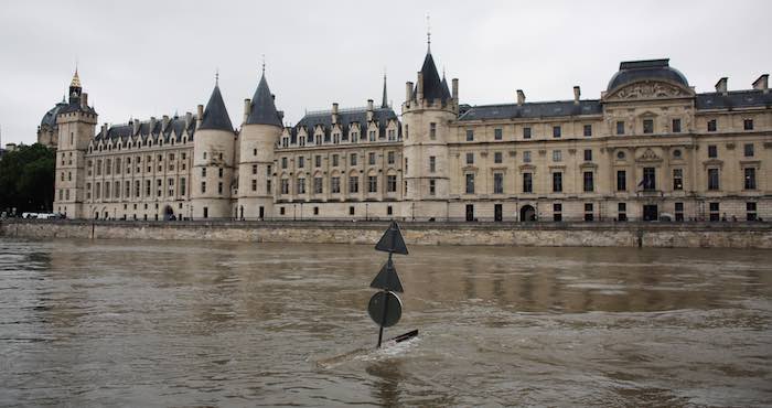 Casi una semana de fuertes lluvias ha causado serias inundaciones a lo largo de una franja de Europa, lo que ha dejado 15 muertos y varios desaparecidos. Foto: AP