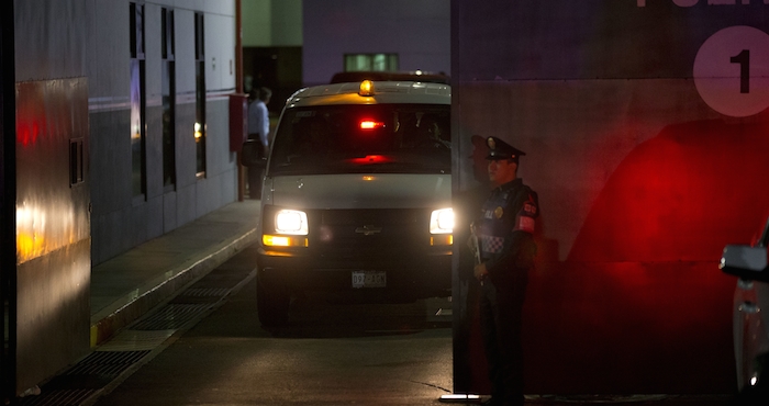 Un oficial de policía hace guardia mientras un vehículo sale del hangar del aeropuerto de la Procuraduría General de México. Foto: AP