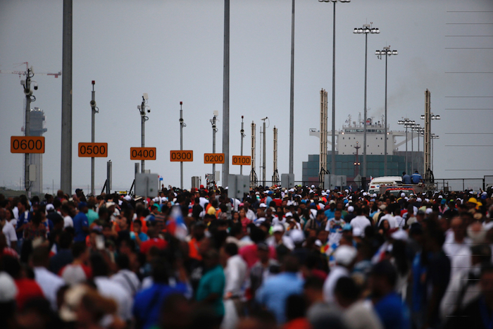 Miles de espectadores observan mientras el portacontenedores chino "Cosco Shipping Panama" se prepara para cruzar la nueva esclusa de Agua Clara, parte del ampliado Canal de Panamá, cerca de la ciudad portuaria de Colón, Panamá. Foto: AP.