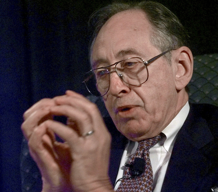 El escritor Alvin Toffler mientras habla en el Taller Astrobiology Roadmap, en Mountain View, California. Foto: AP