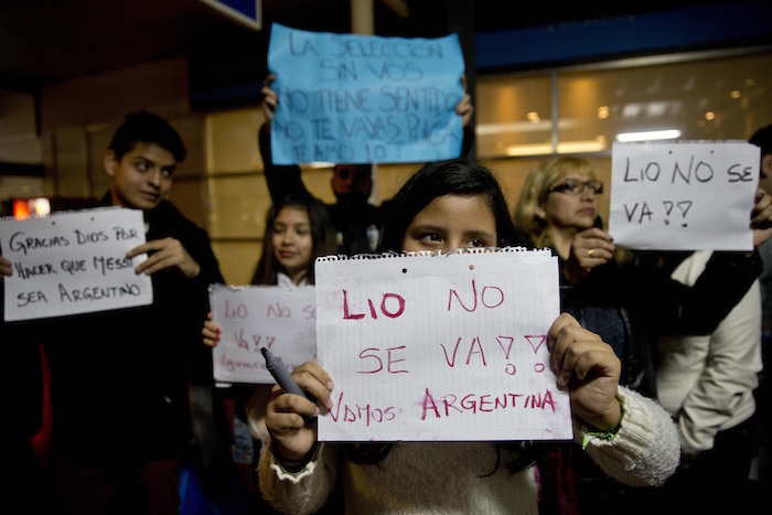 Seguidores de la selección de Argentina muestran mensajes de apoyo a Lionel Messi antes de su llegada al aeropuerto de Buenos Aires, el lunes 27 de junio de 2016, un día después de la derrota ante Chile en la final de la Copa América Centenario (AP Foto/Natacha Pisarenko)