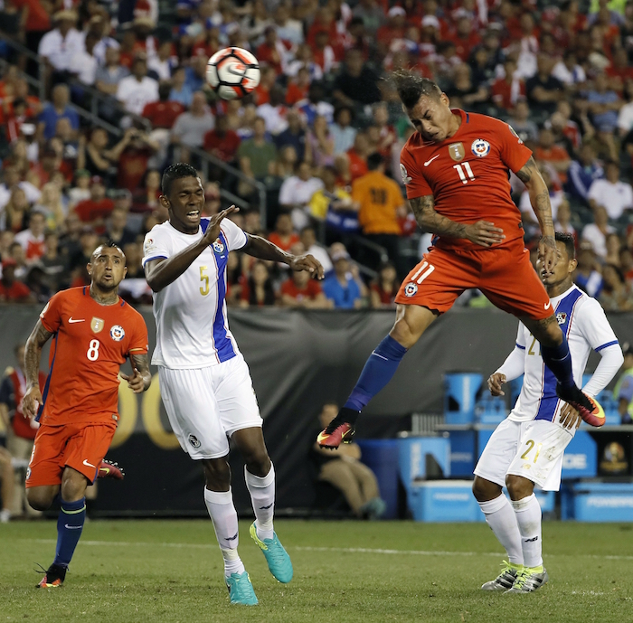 El jugador de Chile, Eduardo Vargas, derecha, anota un gol de cabeza contra Panamá en la Copa América Centenario. foto: AP