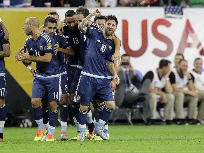 Lionel Messi y sus compañeros en la selección argentina. Foto: AP
