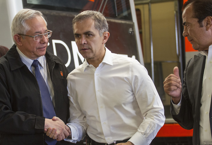 Miguel Ángel Mancera, jefe de Gobierno, dio el banderazo de salida a tres trenes de las líneas 9, 4 y 6 fueron rehabilitados en los talleres del Rosario. Foto: Cuartoscuro