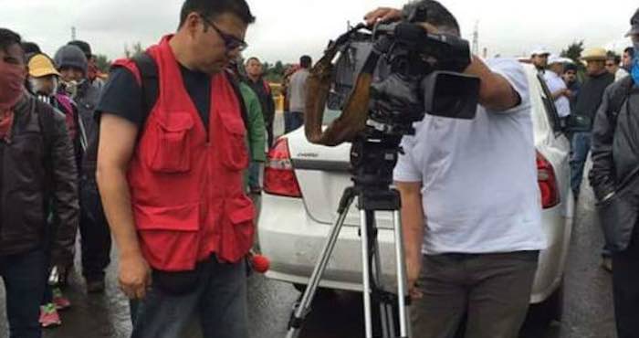 En la imagen, Fernando Albarrán y Pedro Enrique Cortés, periodistas privados de su libertad en Nochixtlán, en el estado de Oaxaca. Foto: Azteca Noticias.