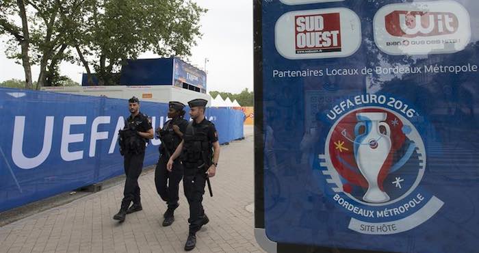 En cada puerta de acceso al Stade de France, omnipresentes, las fuerzas policiales metropolitana, ferroviaria, civil y militar se hicieron tan visibles como los coloridos hinchas galos y rumanos en la apertura del torneo. Foto: EFE