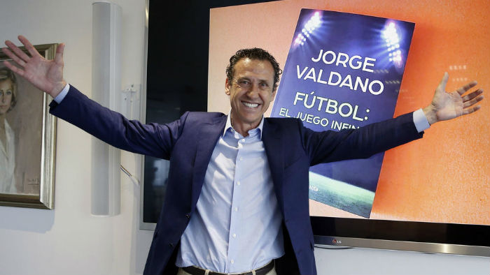 Un Valdano sonriente presenta su libro en España. Foto