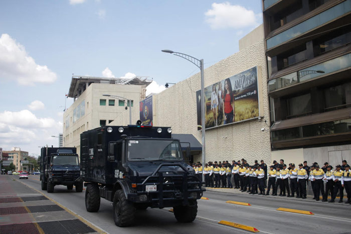 Cerca de 400 maestros se movilizaron de la Ciudadela a Televisa, este domingo, en la Ciudad de México, Fueron recibidos por un fuerte dispositivo de seguridad. Foto; Francisco Cañedo, SinEmbargo