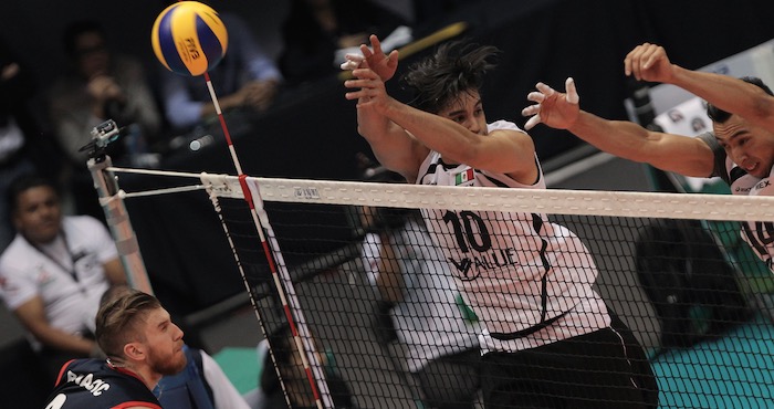Los jugadores mexicanos Pedro Rangel (c) y Tomás Aguilera (d) tratan de bloquear un ataque del chileno Dusan Bonacic (i) durante un partido por el torneo preolímpico de voleibol, en el Gimnasio Juan de la Barrera, en Ciudad de México. Foto: EFE.