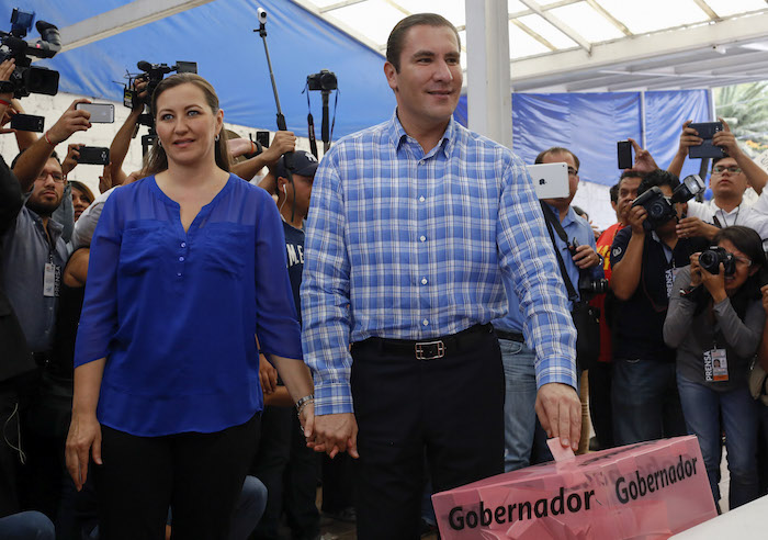 Rafael Moreno Valle, Gobernador de Puebla, emitió su voto durante la Jornada Electoral 2016, en la que se definirá quién estará a cargo del estado por un periodo de un año 8 meses. Foto: Cuartoscuro.