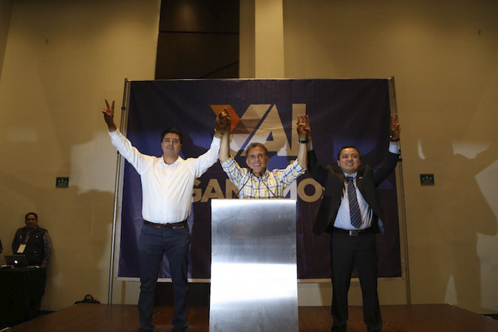 Miguel Ángel Yunes Linares, candidato por la coalición PAN-PRD, se proclamó vencedor pocos minutos después de que se diera a conocer el cierre de casillas en la entidad. El candidato celebró en una conferencia en Boca del Río, Veracruz. Foto: Cuartoscuro
