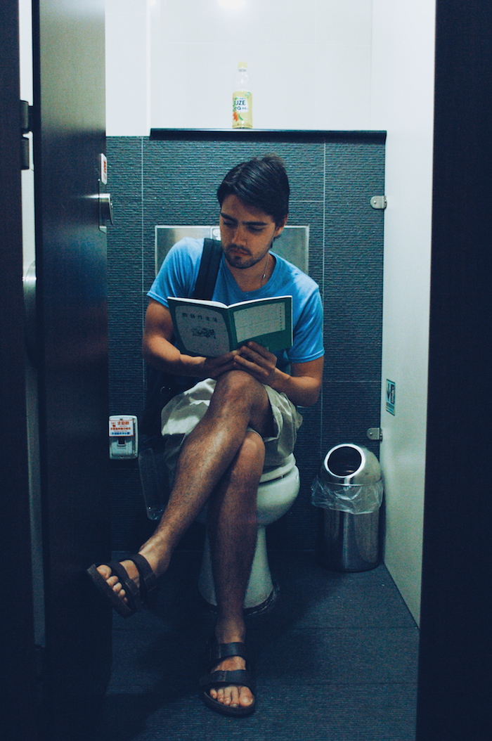 Carlitos leyendo un libro en el retrete. Foto: Raúl Gasque