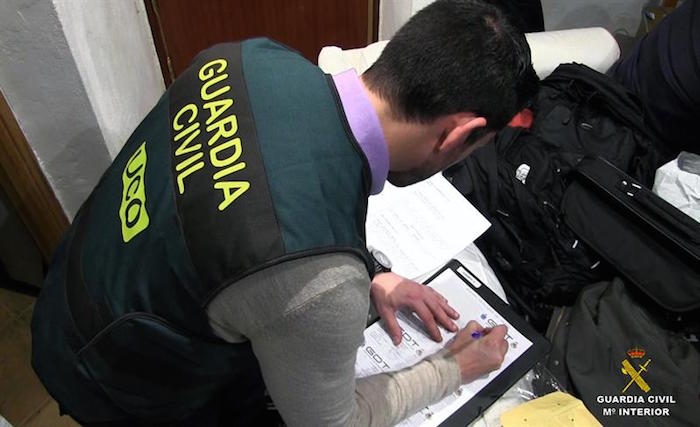 Fotografía facilitada por la Guardia Civil española, que ha detenido a 19 personas por tenencia y distribución en internet de material con abusos y explotación sexual de menores. Foto: EFE
