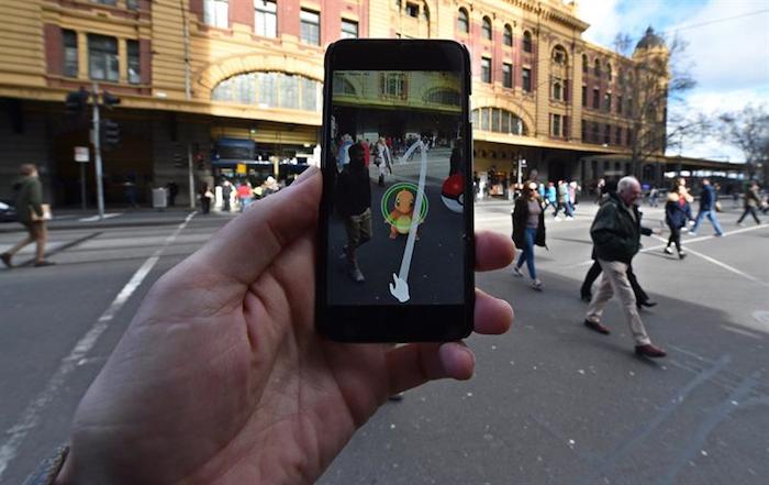 Una persona jugando el nuevo 'Pokemon Go' en su celular. Foto: EFE