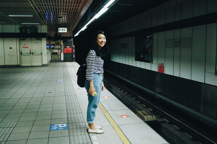 Mujer sola, tranquila y contenta en el metro. Foto: Raúl Gasque