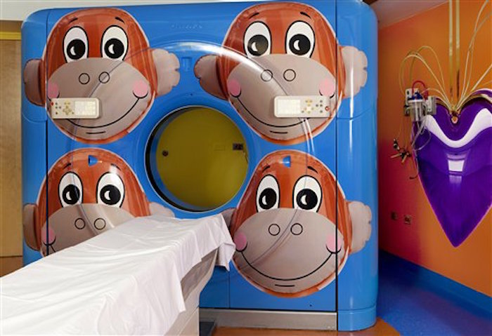 Tener caras de mono en el escáner... se siente más como entrar en un parque de diversiones, algo que será una experiencia divertida. Foto AP