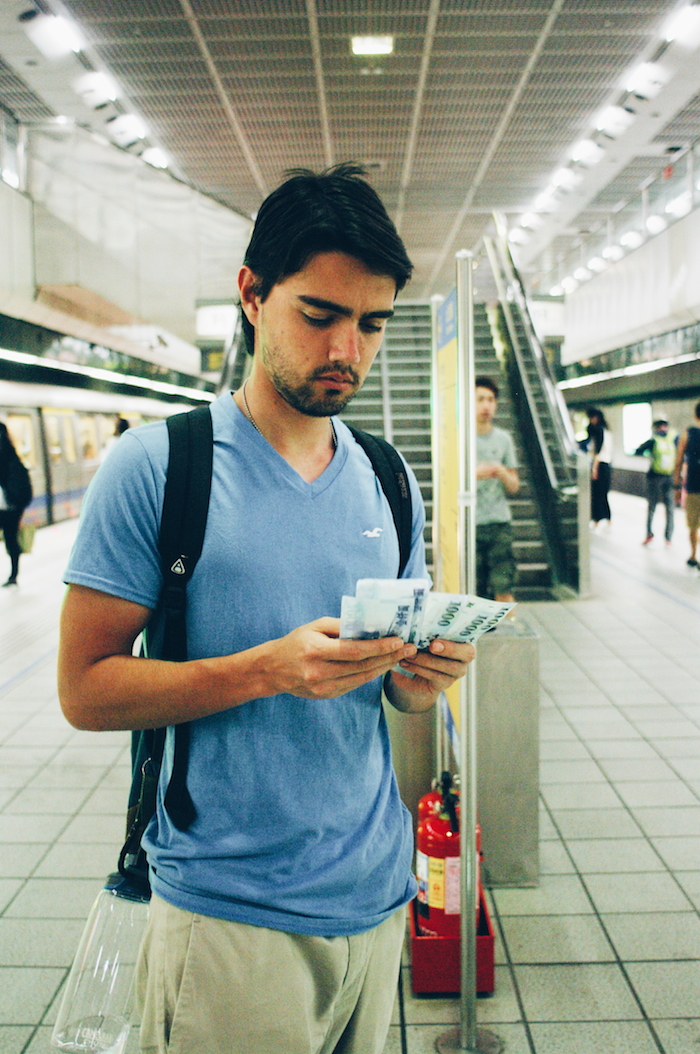 Carlitos contando su dinero con tranquilidad. Foto: Raúl Gasque