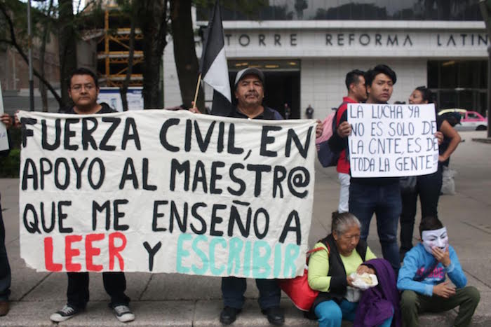 Ciudadanos en apoyo a la CNTE en marcha de la Ciudad de México.Foto: Francisco Cañedo SinEmbargo 