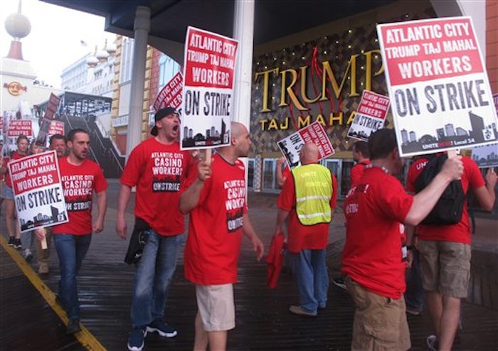 Huelguistas protestas en las afueras del casino Trump Taj Mahal en Atlantic City New Jersey, el viernes,1 de julio del 2016. (AP Photo/Wayne Parry)
