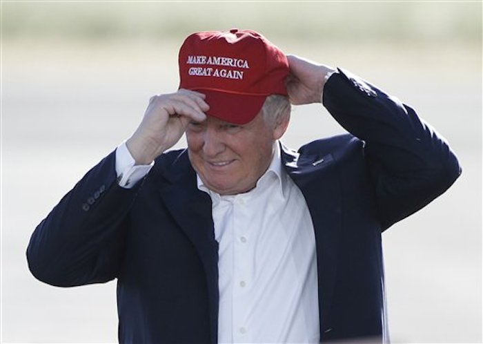 Foto tomada el primero de junio del 2016 de Donald Trump con una de las gorras de su campaÒa, con el lema "Make America Great Again". Una investigaciÛn de la AP hallÛ que, al contrario de lo que el candidato promete, esas gorras no necesariamente est·n fabricadas en el paÌs. (AP Foto/Jae C. Hong, File)