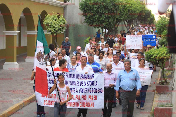 En Sinaloa, maestros y padres de familia se sumaron a la marcha masiva de la CNTE. Foto: Noroeste.