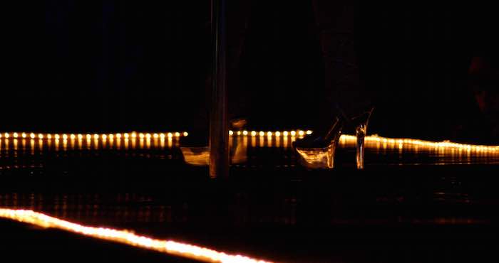 El Blue Parrot Cabaret en Morgantown ofrece bailes eróticos para la caridad de miércoles a sábado. Foto: Cuartoscuro