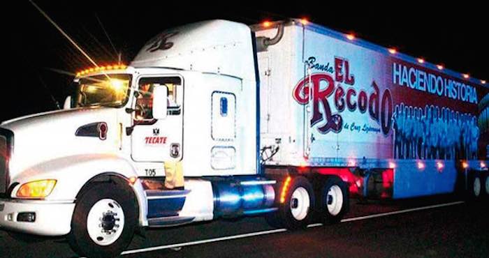 Los vehículos transportaban el equipo de la agrupación musical. Hasta el momento se desconocen la identidad de los agresores y el motivo de los actos perpetrados. Foto: Especial.